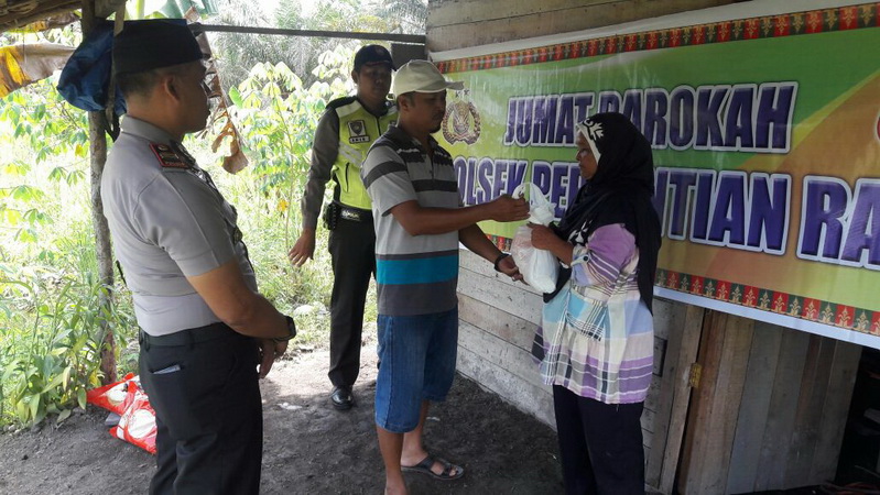 Siti Aminah Dapat Bantuan Jumat Barokah dari Polsek Perhentian Raja